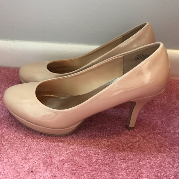 Nude Pumps - Picture 2 of 5